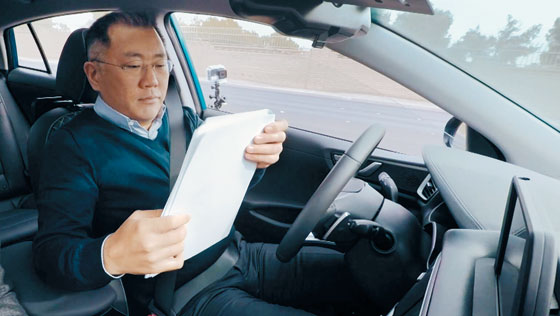 아이오닉 자율주행차를 시험 운행 중인 정의선 현대차 회장.  사진=현대차 제공