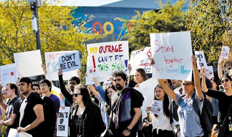구글 본사 앞에서 구글 직원들의 피켓 시위