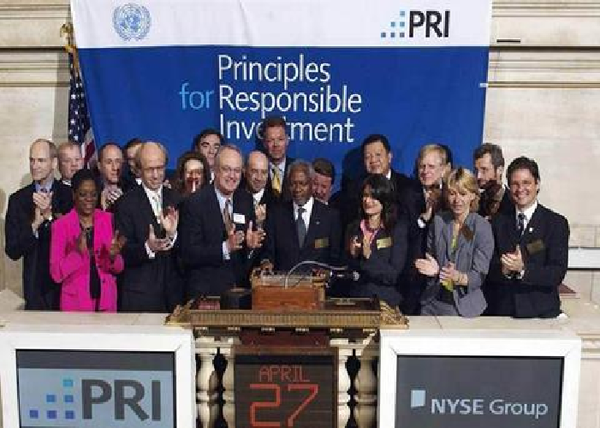 유엔 PRI 가입 기관들의 서명 세리머니 장면.