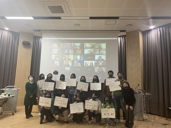 참가자들이 각자가 생각하는 ESG와 생활속에서 실천할 수 있는 ESG 등의 내용을 공유하고, ESG를 각각 상징하는 녹색,파랑 등의 색상을 손바닥으로 핸드프린팅 하는 시간도 함께 가졌다. 사진=청년ESG플랫폼