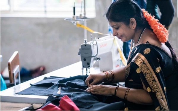 '낫 랩'을 만들고 있는 인도 여성 _ 러쉬 제공 