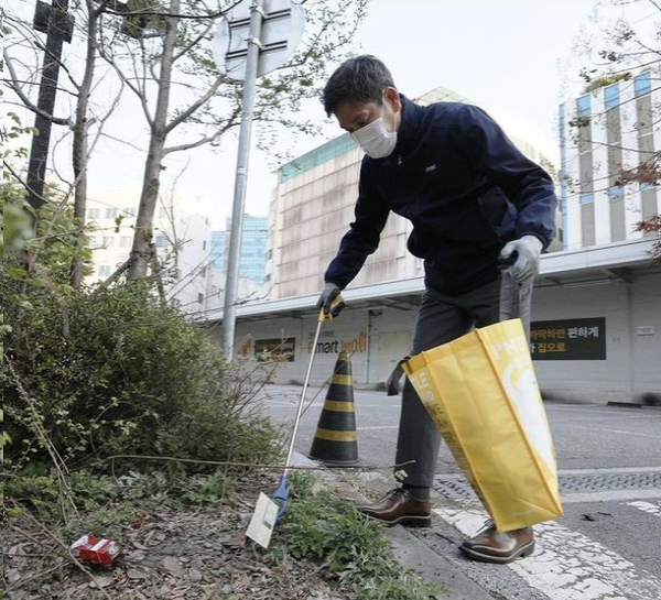 정용진 신세계 부회장이 14일 서울 성수동 이마트 주변 길거리에서 쓰레기를 줍고 있다.