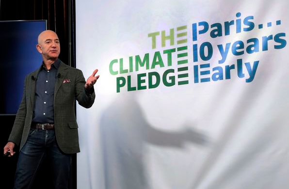 제프 베조프 아마존 CEO가 넷제로를 10년 당기는 '기후서약'을 설명하고 있다. 사진=아마존 제공