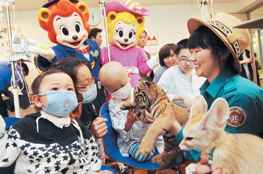 삼성에버랜드는 삼성서울병원 소아병동에 입원한 어린이 환자들에게 꿈과 희망을 전달하는 행사를 가졌다. 사진=삼성에버랜드