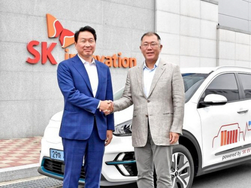 정의선 현대차그룹 회장과 최태원 SK그룹 회장은 지난해 7월 충남 서산시 SK이노베이션 공장에서 만나 배터리 협력 방안을 논의했다. 사진=현대차그룹