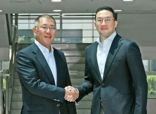 정의선 현대차그룹 회장(왼쪽)과 구광모 LG그룹 회장이 지난해 6월 충북 청주시 LG화학 오창공장에서 만나 악수하고 있다. 사진=현대차그룹