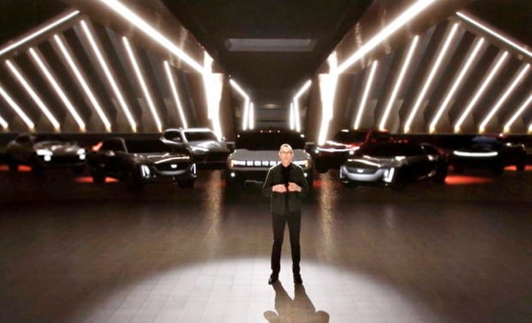 GM 글로벌 디자인 담당 마이클 심코 부사장이 올해 초 온라인으로 개최된 세계 최대 IT·가전 전시회 'CES 2021'에서 GM 전기차들을 소개하고 있다. 사진=GM