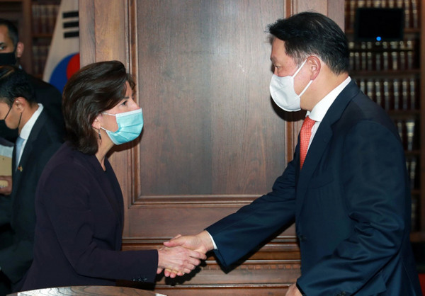 최태원 대한상공회의소 회장(오른쪽)이 21일(현지시간) 미국 워싱턴 D.C에서 열린 한미 비즈니스 라운드 테이블에 참석, 지나 레이몬도 상무부 장관을 만나 악수를 나누고 있다. 사진=대한상의