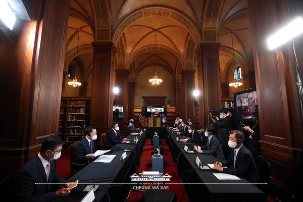 최태원 회장은 한국 경제단체장으로는 유일하게 한미비즈니스라운드테이블(BRT)에 참석해 민간경제 외교사절의 역할을 충실히 수행했다. 사진=청와대