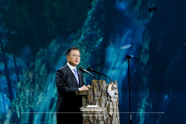 문재인 대통령이 30일 P4G 서울 녹색미래 정상회의 개회사를 하고 있다. 사진 출처 = 청와대