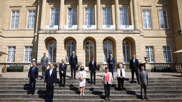 영국 런던에서 열린 G7 재무장관 회의 참석자들이 기념촬영을 하고 있다.