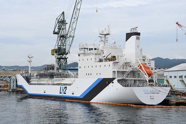 일본 남서부 고베 항구에 있는 세계 최초의 액화 수소 운반선 수이소 프론티어(Suiso Frontier). 사진=wikimedia
