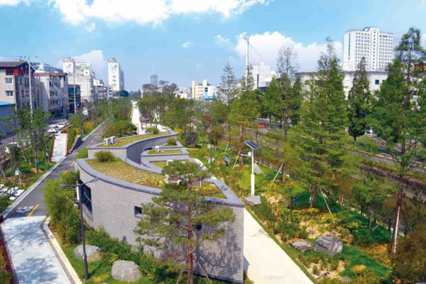 산림청과 포항시가 철도 폐선부지에 조성한 철길 도시숲. 사진제공=산림청