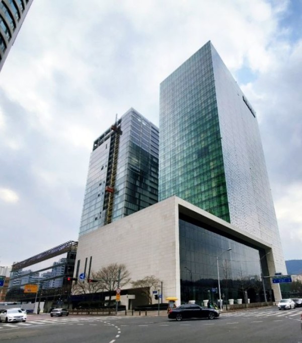 경기 성남시 정자동에 위치한 네이버 본사 사옥.