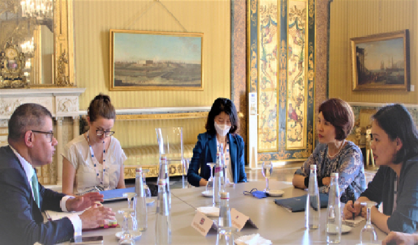 한정애 환경부장관(사진 우측 두번째)이 G20 환경장관회의에 참석해 관계자들과 환경 이슈에 대해 논의하고 있다. 사진=환경부 제공