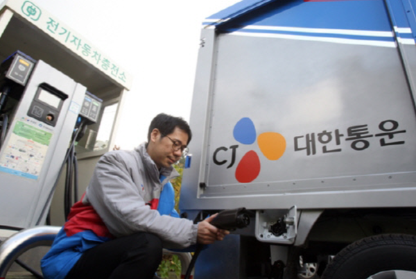 CJ대한통운은 연말까지 총 28대의 전기 택배차를 도입한다. 사진= CJ대한통운