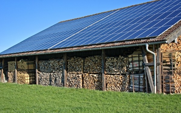 캘리포니아 에너지 규제 위원회가 새롭게 선설되는 상업용 건물 대부분에 태양광 발전 설비와 배터리 저장 장치 설치를 의무화하는 조치를 만장일치로 승인했다. 사진=픽사베이