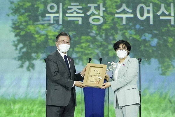 문재인 대통령이 5월 29일 서울 동대문디자인플라자에서 열린 '2050 탄소중립위원회 출범식'에 참석해 윤순진 민간위원장에게 위촉장을 수여하고 있다.. 사진=청와대 제공