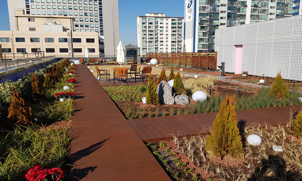 서울 강남구 보건소에 마련된 옥상 녹지쉼터. 사진=서울시 제공