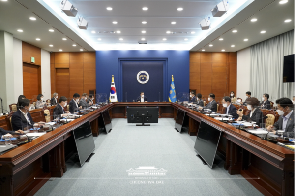 문재인 대통령이 2일 탄소중립 추진 현황과 향후 계획에 대해 관계 부처로부터 보고를 받고 있다. 사진=청와대 제공