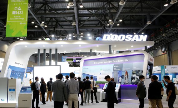 두산은 올해로 2회째를 맞는 ‘2021 수소모빌리티+쇼(H2 Mobility+ Energy Show 2021)’에 참가해 수소, 전기, 열을 동시에 생산하는 트라이젠(Tri-gen)과 발전건〮물주〮택용 연료전지, 수소드론 등 다양한 친환경 에너지 기술을 선보였다. 사진=두산