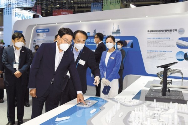 최정우 포스코그룹 회장(왼쪽 두번째)이 8일 고양시 킨텍스에서 열린 ‘수소모빌리티+쇼’의 포스코그룹 부스를 관람하고 있다. 사진=포스코