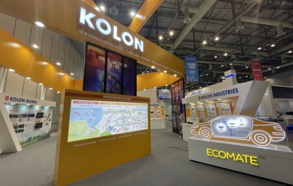 ‘KOREA H2 Business Summit’에 회원사로 참여한 코오롱그룹이 ‘2021 수소모빌리티+쇼’에서 그룹의 수소사업을 소개하고 있다. 사진=코오롱그룹