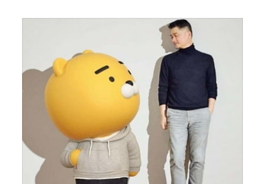 카카오 김범수 의장과 캐릭터. 사진=카카오 제공