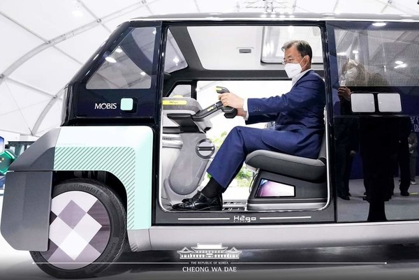 문 대통령은 7일 인천 청라국제도시 현대모비스 차세대 수소연료전지 생산공장 투자 예정지에서 이런 내용의 ‘수소경제 성과 및 수소 선도국가 비전 보고’ 행사에 참석해 “수소경제는 우리 정부가 역점을 두고 있는 미래경제의 핵심 중의 하나”라며 “세계 최고 수준의 혁신역량을 갖춘 대한민국이 새로운 에너지의 당당한 주인공이 될 수 있다”고 밝혔다. 사진=청와대