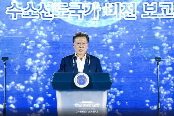 문 대통령은 7일 인천 청라국제도시 현대모비스 차세대 수소연료전지 생산공장 투자 예정지에서 이런 내용의 ‘수소경제 성과 및 수소 선도국가 비전 보고’ 행사에 참석해 “수소경제는 우리 정부가 역점을 두고 있는 미래경제의 핵심 중의 하나”라며 “세계 최고 수준의 혁신역량을 갖춘 대한민국이 새로운 에너지의 당당한 주인공이 될 수 있다”고 밝혔다. 사진=청와대