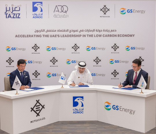 허용수(오른쪽) GS에너지 사장과 술탄 알 자베르 ADNOC 총재, 일본 미쓰이 중동 대표가  블루 암모니아 공동 사업 서류에 서명하고 있다. 사진=GS에너지 제공