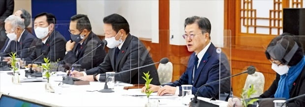 문재인 대통령이 탄소중립 선언 1주년인 10일 청와대에서 열린 탄소중립 선도기업 초청 전략보고회에 참석해 발언하고 있다.  사진=청와대 제공