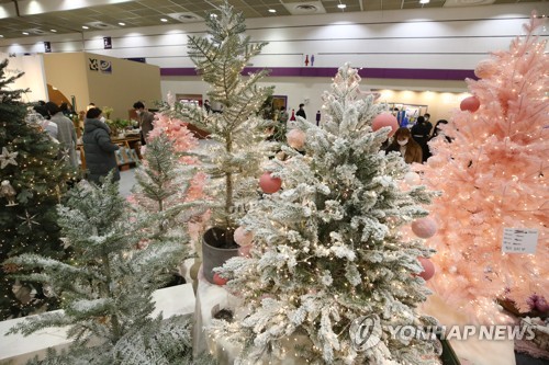 크리스마스 장식에 사용되는 반짝이가 해수로 들어가면 환경 오염을 유발하게 된다는 지적이 나오고 있다. 사진=연합뉴스