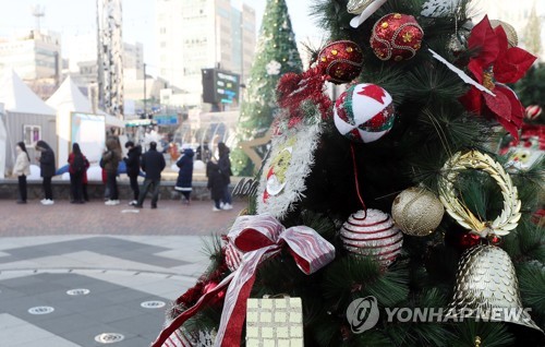 장식품에 사용되는 반짝이 조각은 갑각류 등에 섞여 인체로 들어간다. 사진=연합뉴스