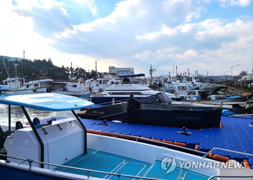 울산 장생포항 소형선박 부두에 정박한 수소선박 '블루버드'(맨 앞)와 '하이드로제니아' 사진=연합뉴스