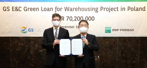 필립 누와로 BNP파리바은행 한국대표(왼쪽)과 김태진 GS건설 재무본부 부사장(오른쪽) 사진=GS건설