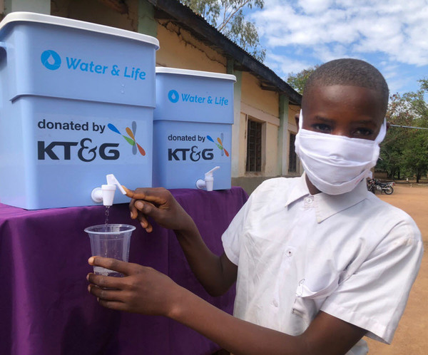 탄자니아 초등학교에 지원된 친환경 정수장치. 사진=KT&G