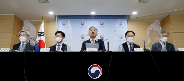 홍남기 경제부총리 겸 기획재정부 장관이 20일 오후 정부 서울청사에서 열린 관계부처 합동브리핑에서 2022년 경제정책방향을 발표하고 있다. 왼쪽부터 고승범 금융위원장, 노형욱 국토교통부 장관, 홍 부총리, 문승욱 산업통상자원부 장관, 권칠승 중소벤처기업부 장관. 사진=연합뉴스