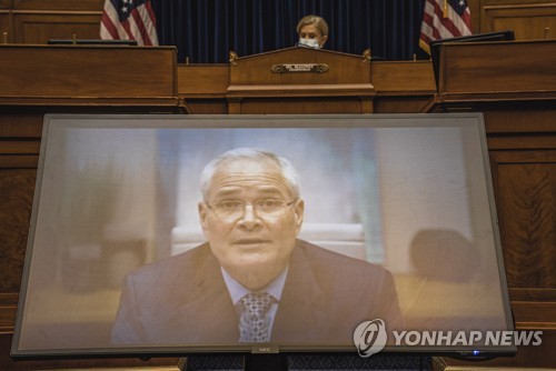 대런 우즈(가운데 모니터 속) 엑손모빌 최고경영자(CEO)가 10월  열린 하원 감독위원회 청문회에서 화상으로 증언하고 있다. 엑손 모빌을 비롯해 BP아메리카, 쉐브론, 로열더치셸 등 미국 거대 석유기업 경영진은 이날 청문회에서 기후변화에 대한 책임을 집중 추궁당했다.  UPI=연합