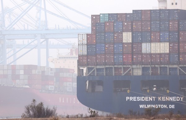 미국 캘리포니아주 LA 항구에 정박 중인 대형 컨테이너선 프레지던트 케네디호. AFP=연합