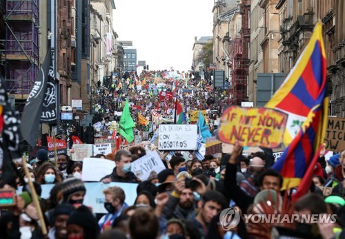  2021년 11월5일 영국 글래스고에서 COP26이 열리는 동안 수천 명의 시위대가 세계 정상들에게 기후변화 대책을 요구하며 행진하고 있다. 로이터=연합