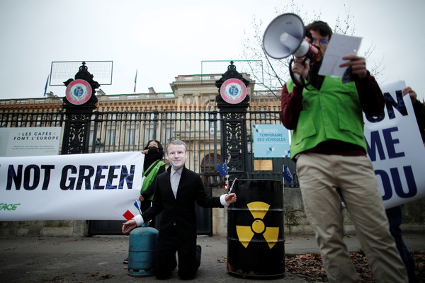 프랑스 파리에 있는 외무성 건물 앞에서 한 남성이 에마뉘엘 마크롱 대통령의 얼굴이 그려진 마스크를 쓰고 반핵 시위를 벌이고 있다. 로이터=연합
