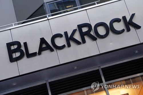 미국 뉴욕 맨해튼에 있는 블랙록 본사 건물 출입구 위에 걸린 블랙록 로고. 로이터=연합