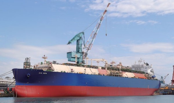 현대중공업그룹은 온실가스 배출을 대폭 줄인 암모니아추진 초대형 원유운반선(VLCC)을 개발해 2020년 10월 DNV·GL(노르웨이·독일선급) 의 기본인증(AIP)을 획득했다. 사진=2021 한국조선해양 통합보고서