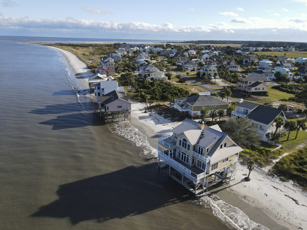 해안 침식의 피해를 입은 미국 사우스캐롤라이나주 하버아일랜드의 저택. 해안 침식은 기후변화에 따른 해수면 상승과 무리한 개발 등이 복합적으로 작용해 나타나는 현상으로 알려져 있다. AP=연합