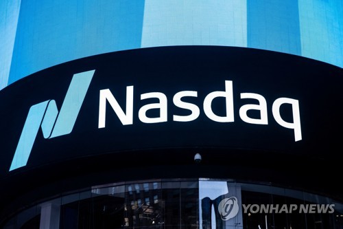 나스닥 하락이 ESG 펀드에 악재가 될 가능성이 높아졌다. 사진은 뉴욕 타임스 스퀘어에 걸린 나스닥 로고. 로이터=연합