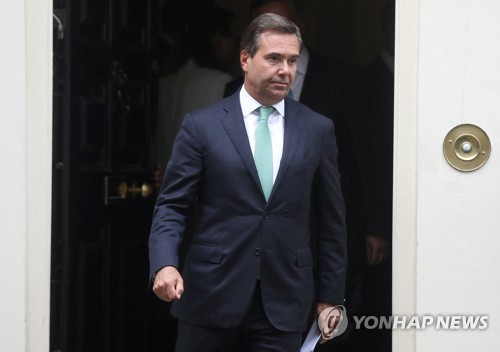 2019년 9월 2일 런던 다우닝 가를 떠나고 있는 안토니오 호르타-오소리오 회장. 로이터=연합