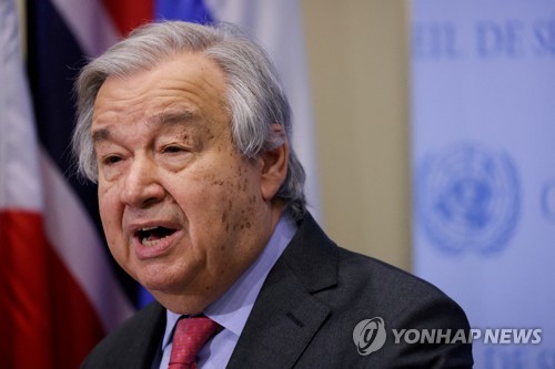 안토니우 구테흐스 유엔 사무총장이 14일 뉴욕 유엔 본사에서 기자들을 상대로 러시아의 우크라이나 침공에 대해 논평하고 있다. 로이터=연합 