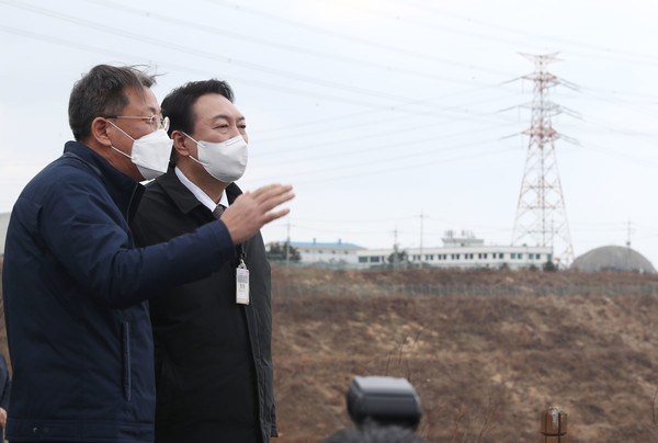 지난해 12월 울진 신울 3·4호기 건설중단 현장 방문한 윤석열 후보. 사진=연합뉴스