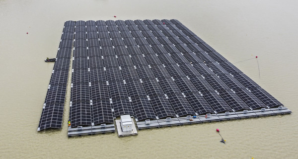 독일 할테른 호수에 설치된 수상 부유 태양광 패널이 보트에 끌려 이동하고 있다. AP=연합